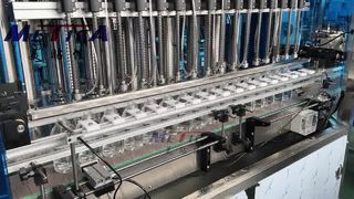 Pistone automatico per riempitrice di liquidi in schiuma a 16 ugelli