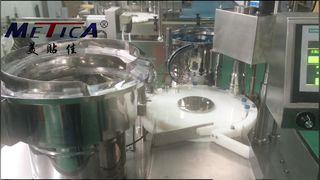 Tappatrice automatica per il riempimento di provette da laboratorio