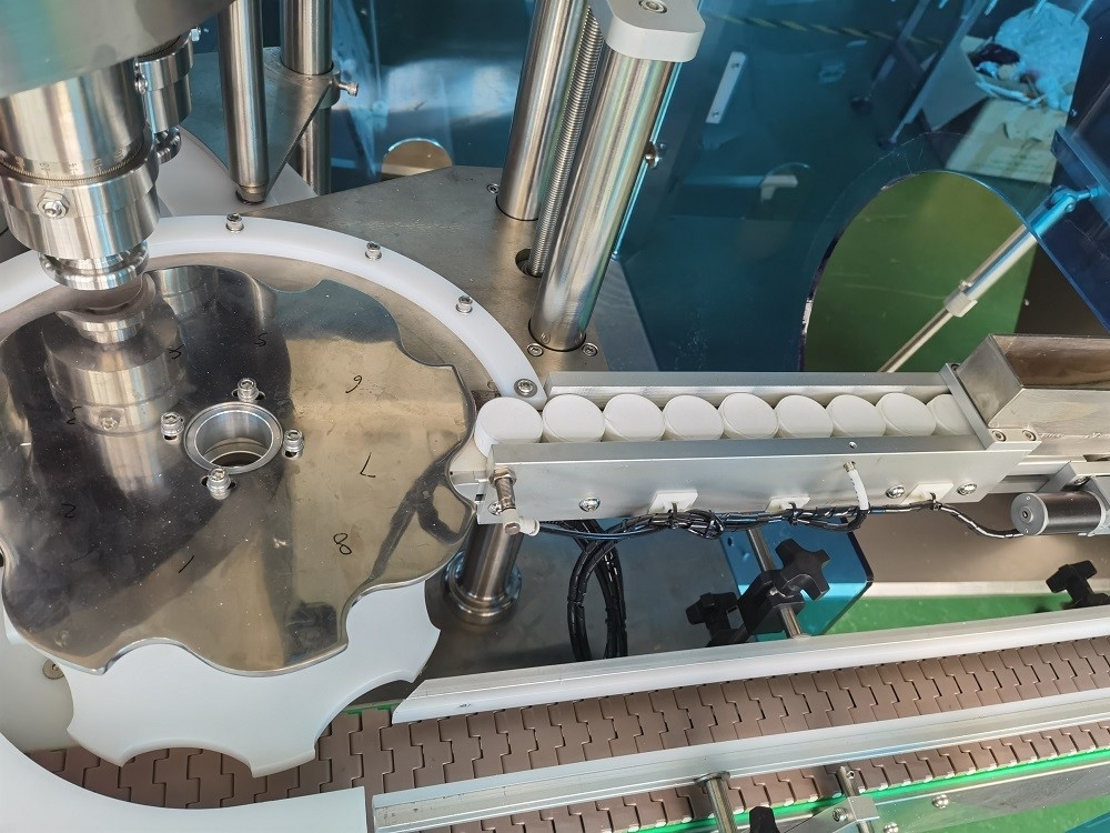 Tipo rotatorio alta velocità di olio 8000BPH della tappatrice automatica di plastica della bottiglia