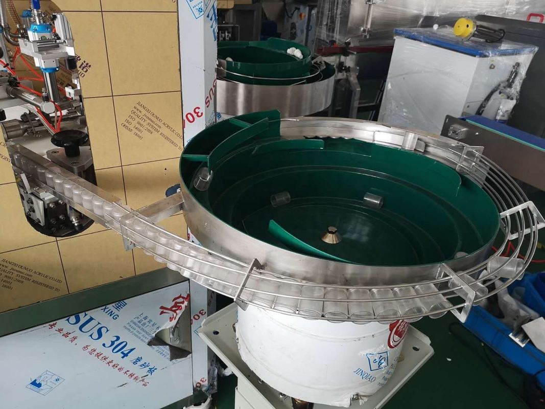 2000BPH 50-500ml PLC Control Monoblock Filling Capping Machine per bottiglie a rotolo