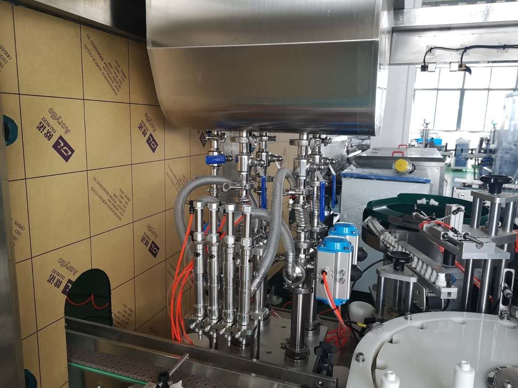 2000BPH 50-500ml PLC Control Monoblock Filling Capping Machine per bottiglie a rotolo