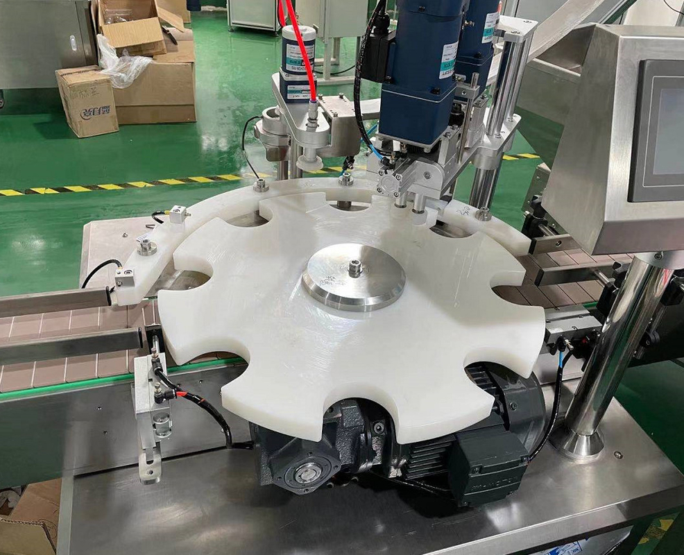Tipo rotatorio automatico sigillamento automatico della bottiglia di vetro e tappatrice 2000bph
