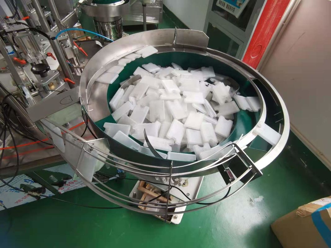 Macchina di riempimento monoblocco per bottiglie di profumi di carta di tasca 1500BPH Tipo automatico