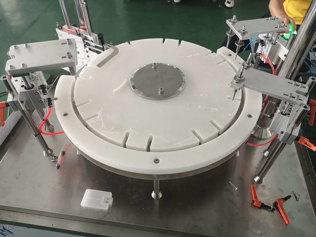 Macchina di riempimento monoblocco per bottiglie di profumi di carta di tasca 1500BPH Tipo automatico
