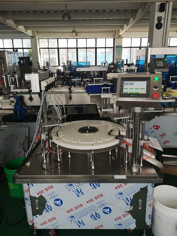 Macchina di riempimento monoblocco per bottiglie di profumi di carta di tasca 1500BPH Tipo automatico