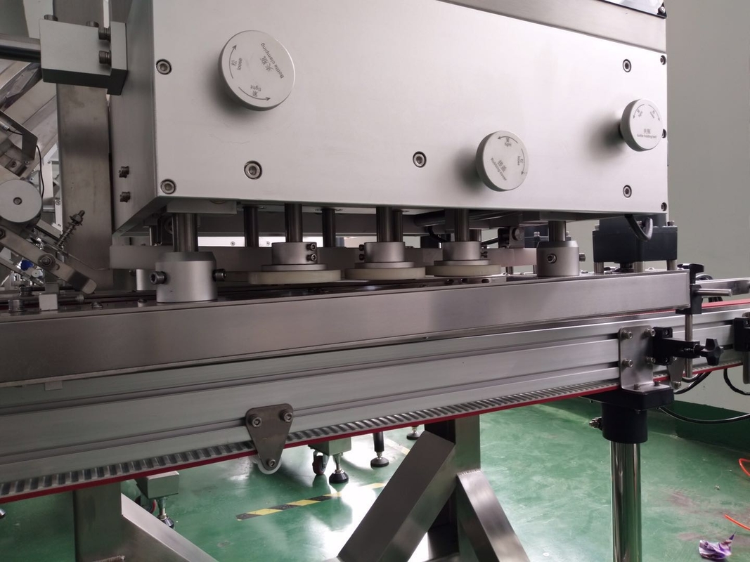 Tappatrice di tipo lineare a controllo PLC per bottiglie con altezza di 50-250 mm