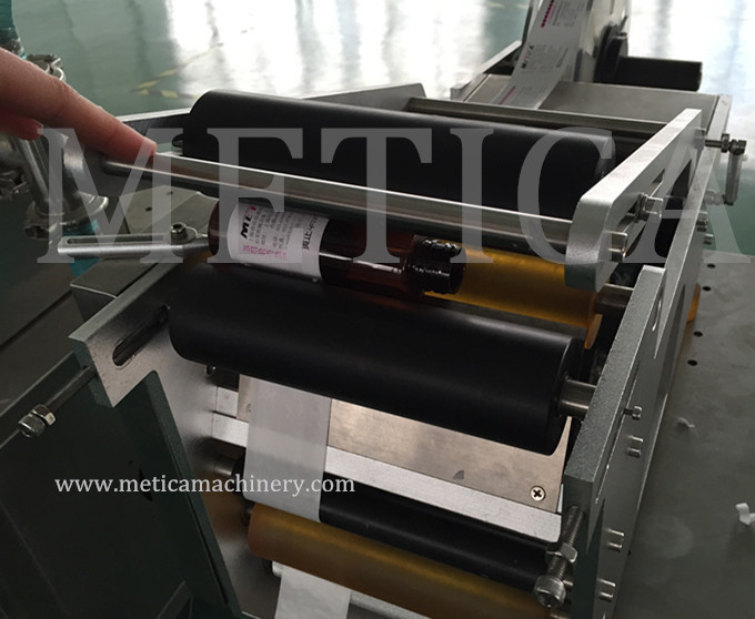 Macchina di etichettatura a basso costo per bottiglie semiautomatica carta etichetta metallica di plastica tipo 500-1000 BPH Capacità