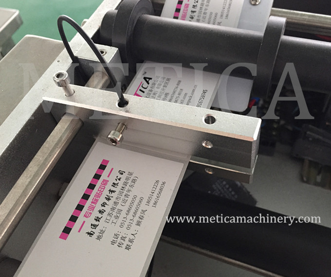 Macchina di etichettatura a basso costo per bottiglie semiautomatica carta etichetta metallica di plastica tipo 500-1000 BPH Capacità