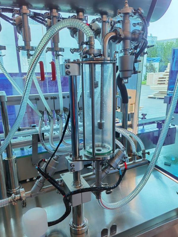 Fabbrica di riempimento a vuoto di bottiglie di profumi 1500-2500BPH Tipo a due ugelli