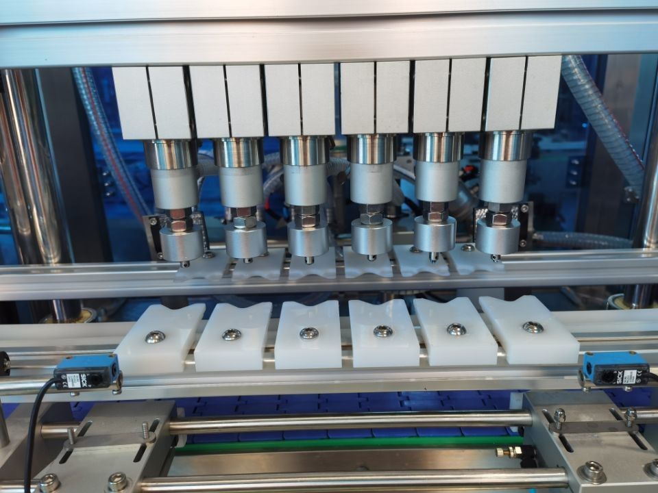 Fabbrica di riempimento a vuoto di bottiglie di profumi 1500-2500BPH Tipo a due ugelli