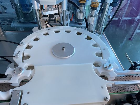 Velocità gemellata di Juice Bottle Capping Machine High delle teste rotatoria